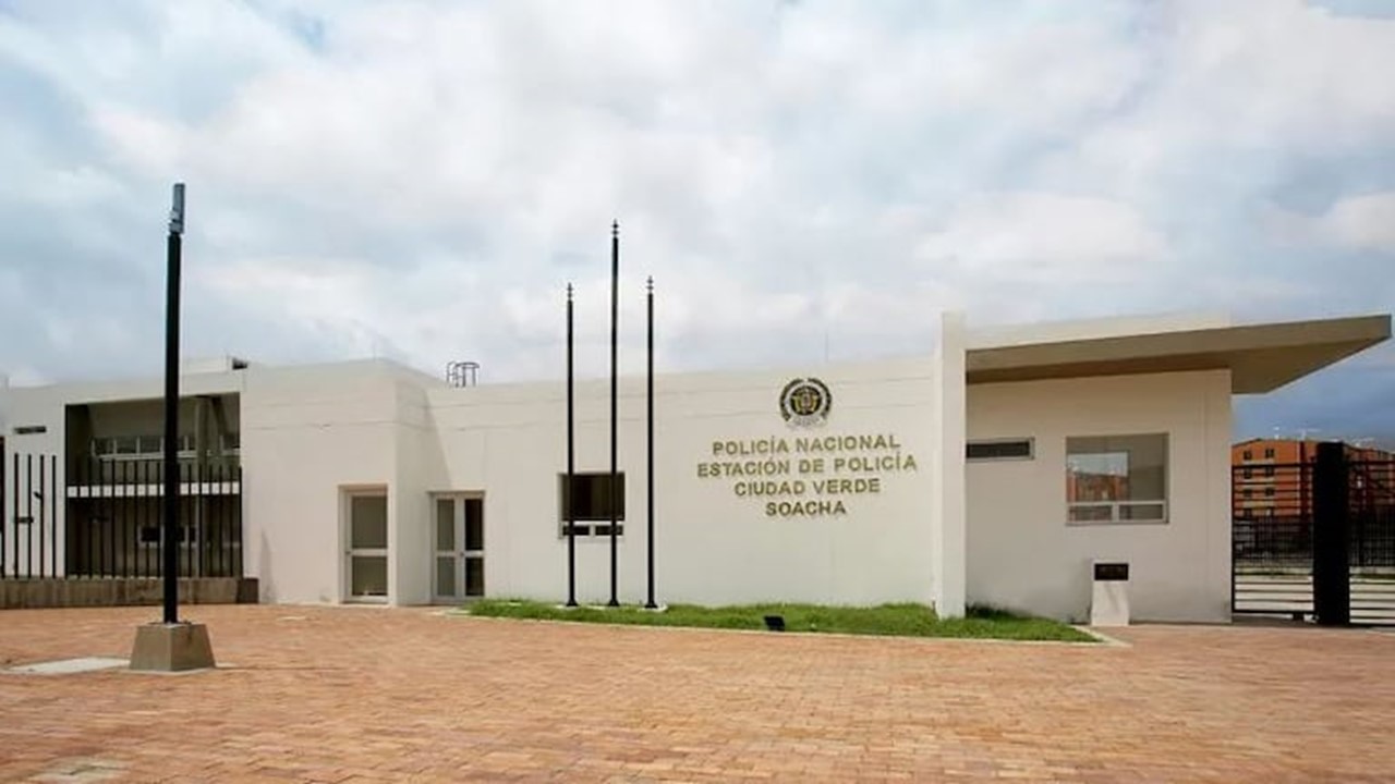 https://www.semana.com/amp/nacion/bogota/articulo/se-fugaron-ocho-delincuentes-de-la-estacion-de-policia-de-ciudad-verde-en-soacha/202449/